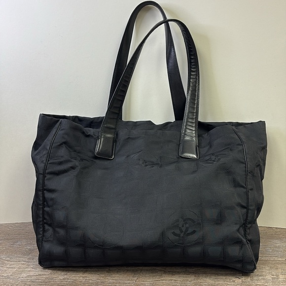 SOLD IN STORE CHANEL Travel Ligne Tote (2004-2005) - Picture 2 of 15